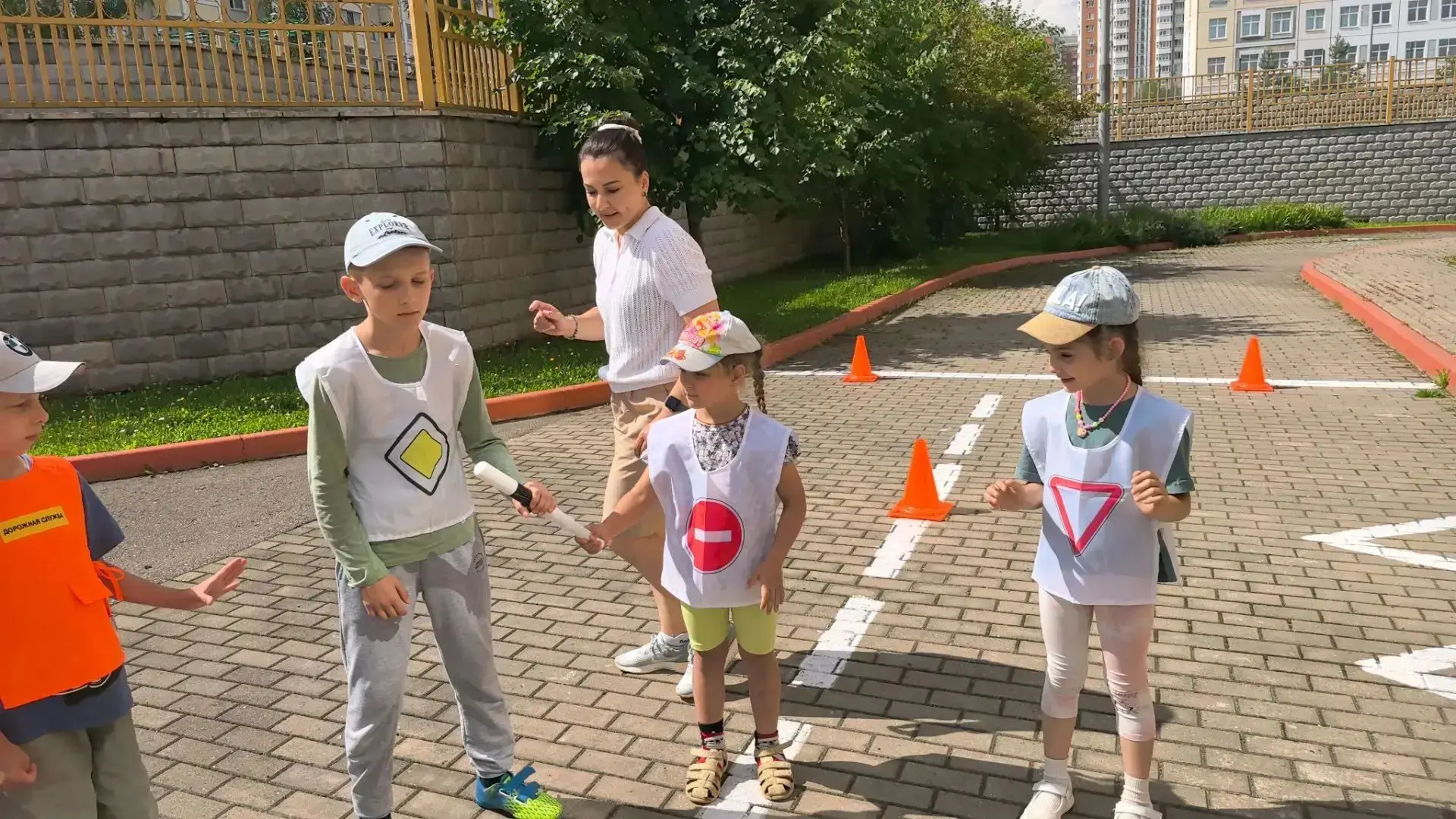 День 16 в «Десяточке»: навигаторы безопасности! ⭕🛑
Сегодня наш лагерь превратился в большую школу д
