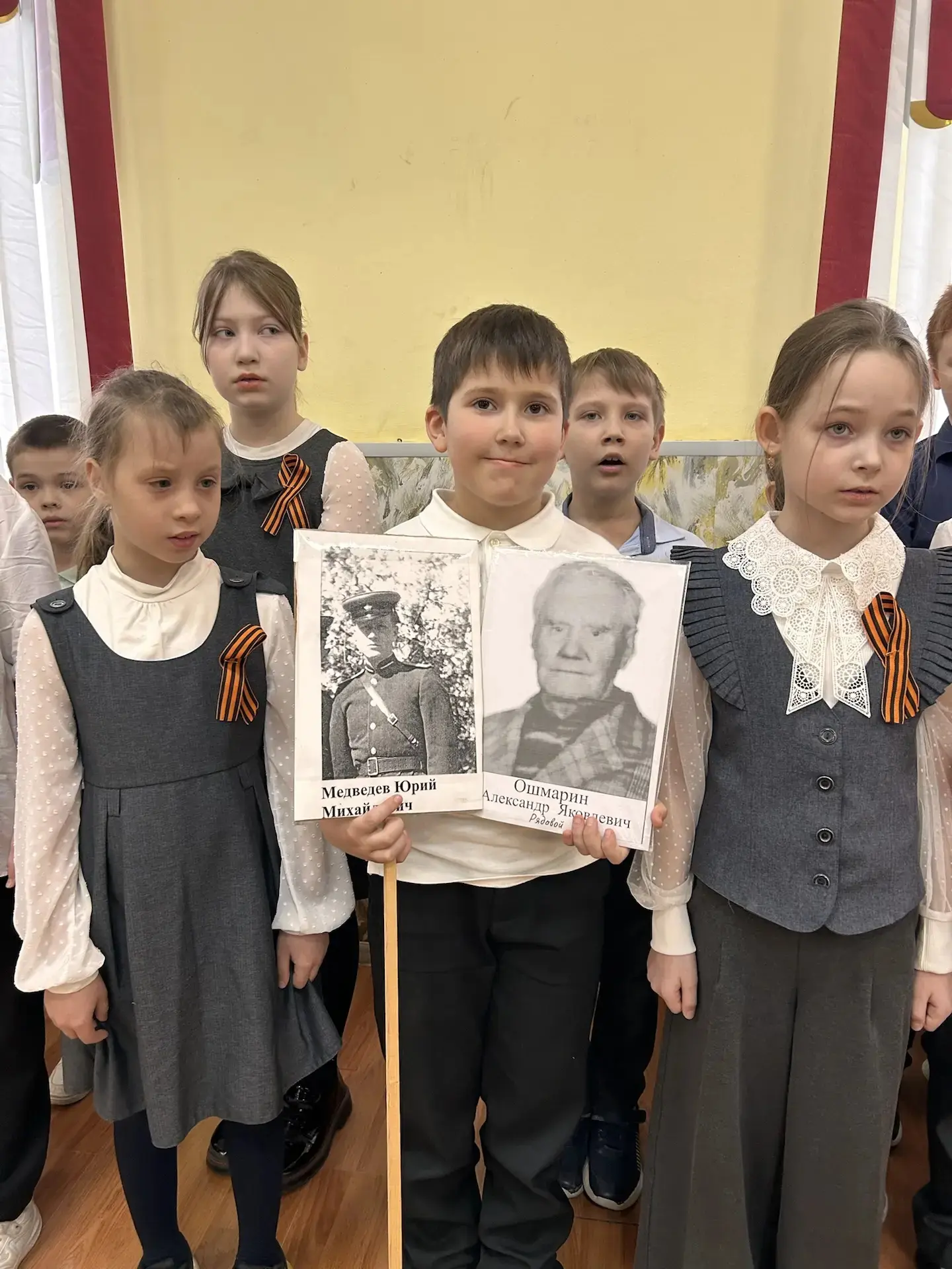 🕊 Нам доверили память: в нашей школе прошел «Бессмертный полк»  8 мая в школе состоялись линейки «На