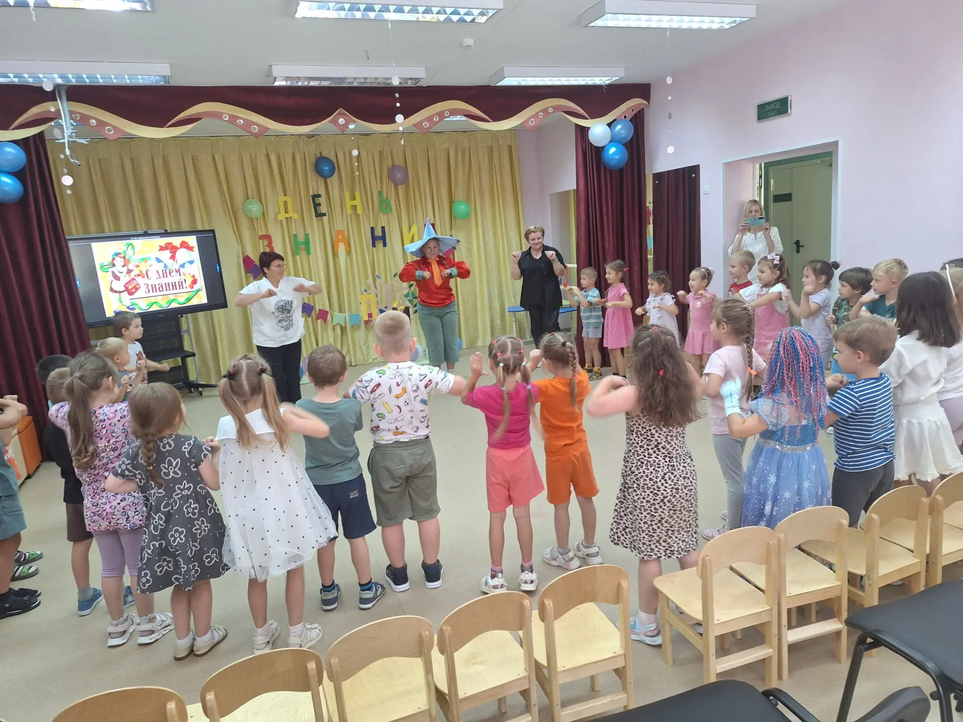 Листочек осенний с березки упал,