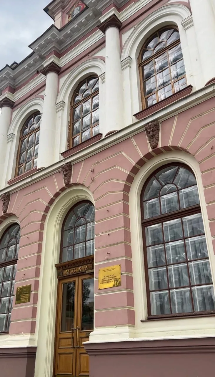 Повезло Тимирязевцам, что в их университете есть такое здание)