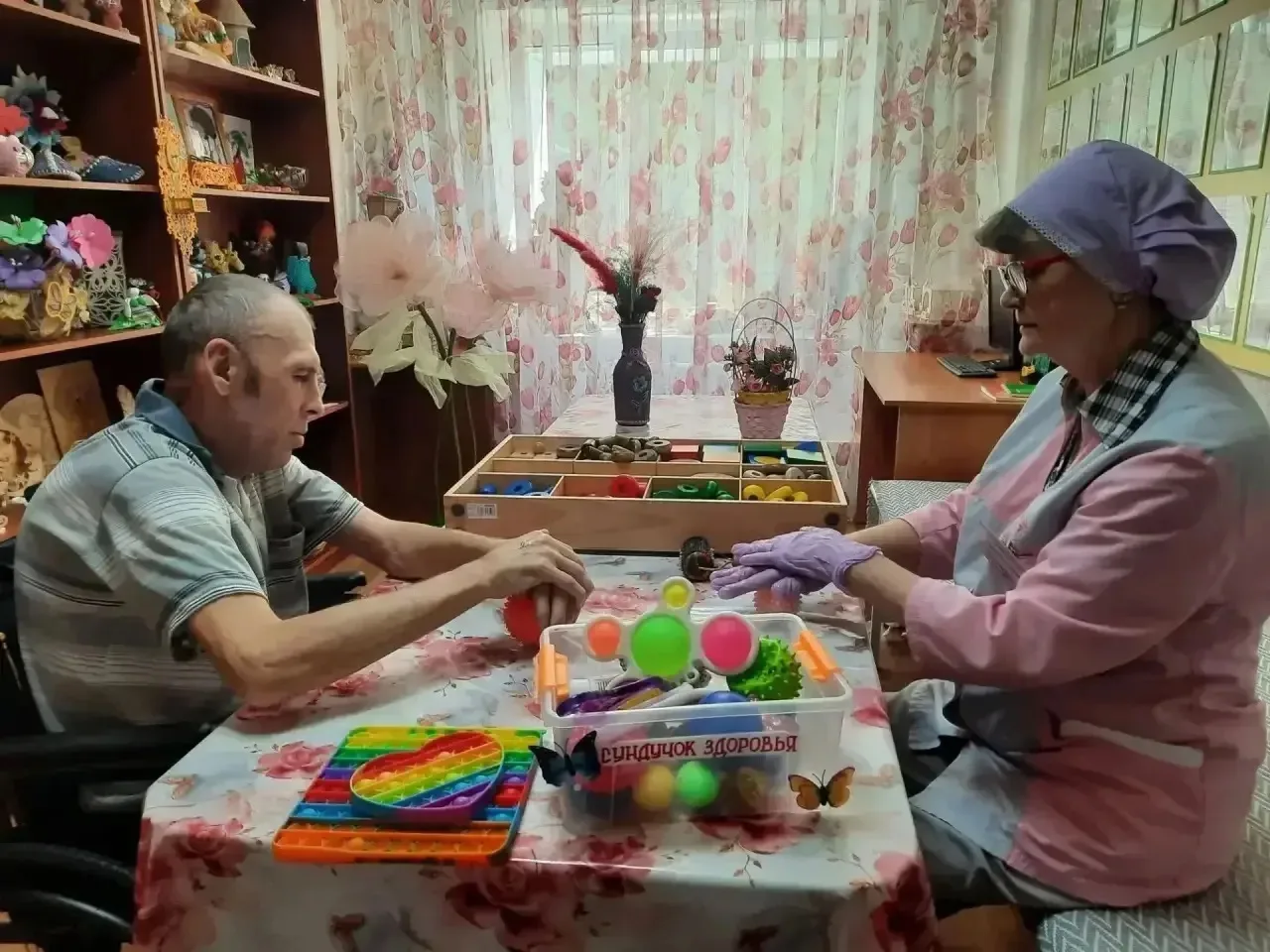 Индивидуальное занятие по пальчиковой гимнастике провела с 51-летним подопечным Верхнеу...