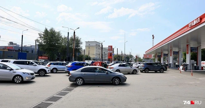 «Очередь — машин сто!». Перед выходными водители встали в часовые пробки на челябинских...