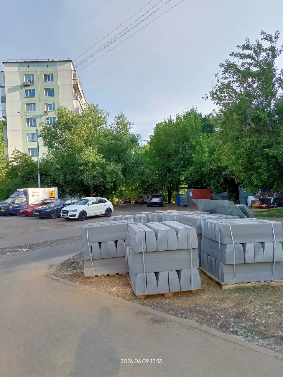 Подписчица Любовь показывает фото с Реутовской.

Туда привезли большое количество бордюров, которые,