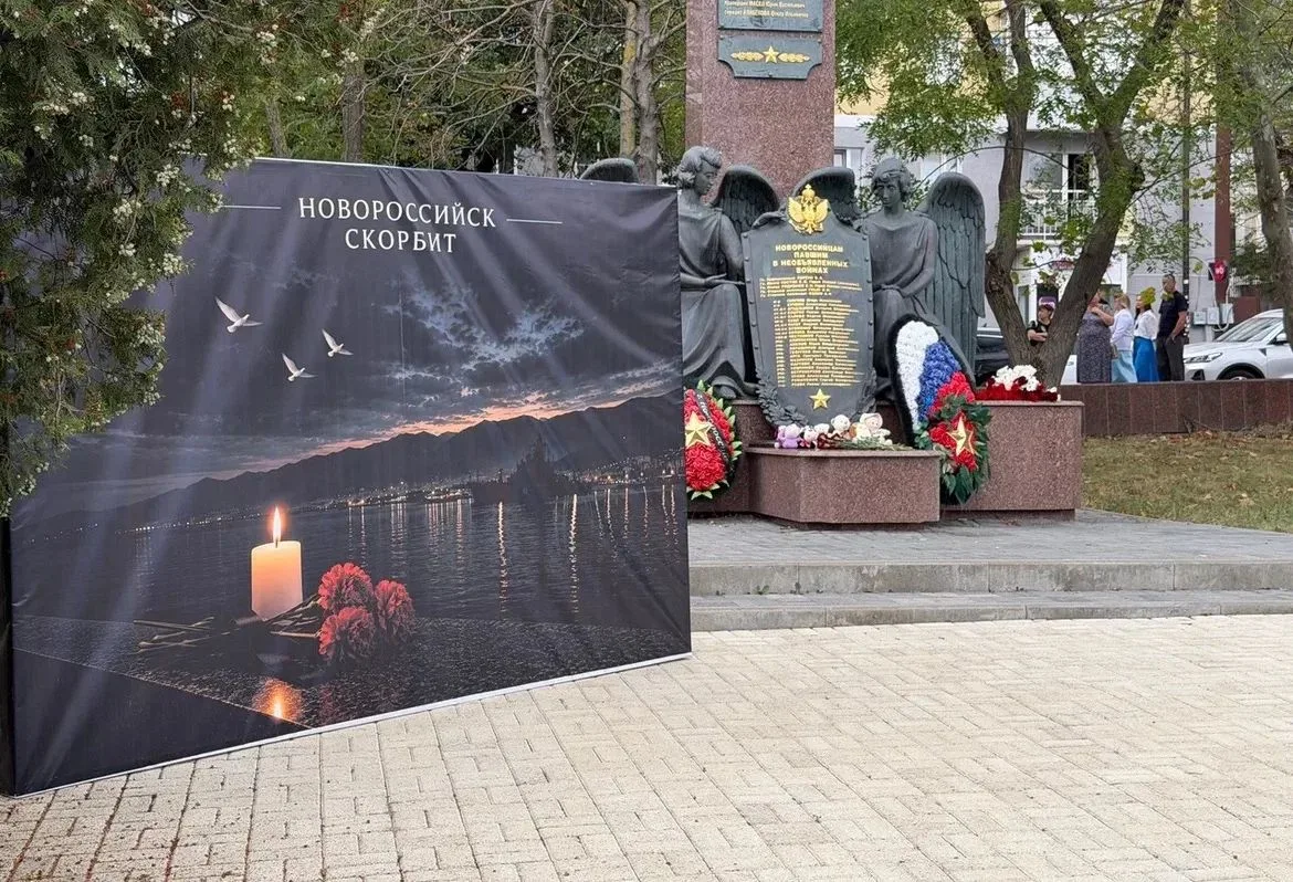 🕯 В сквере имени А. Н. Рыбнева — стихийный мемориал.