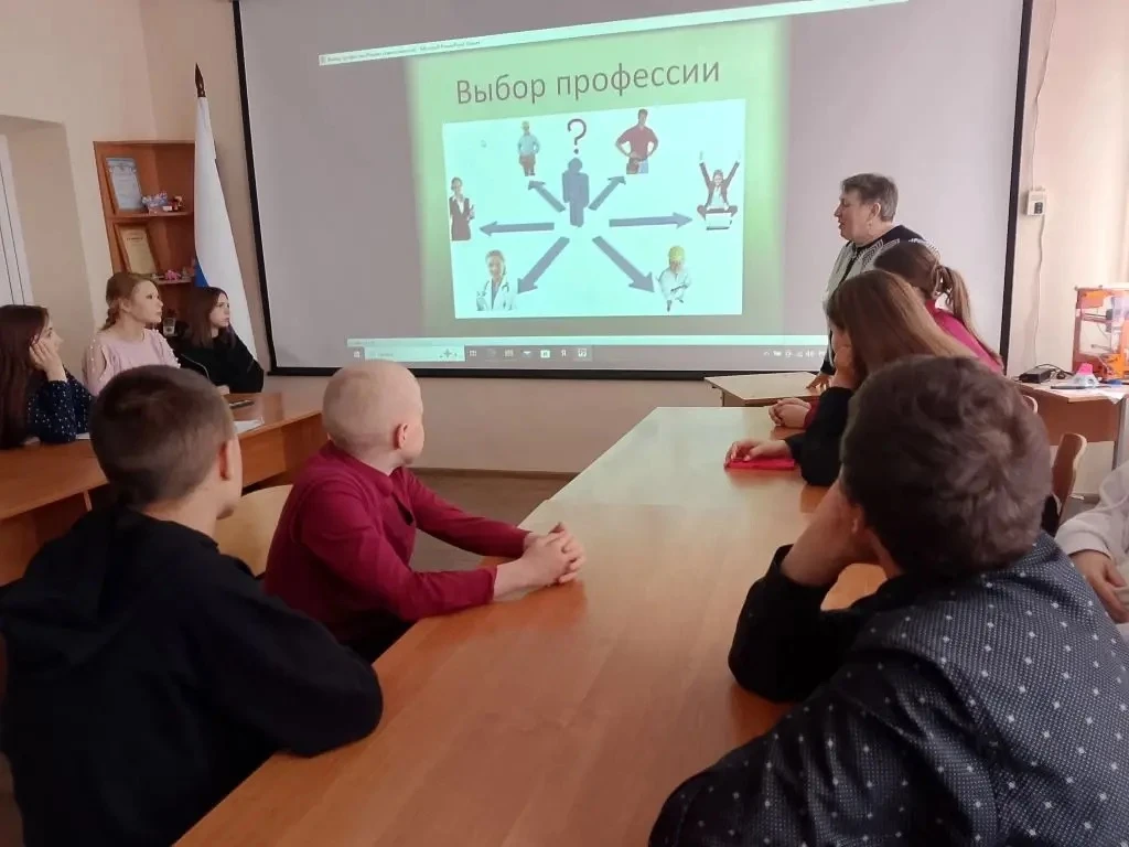 👥 Обучающиеся с увлечением приняли участие во встрече «Диалог о будущем: выбираем профессию», проше