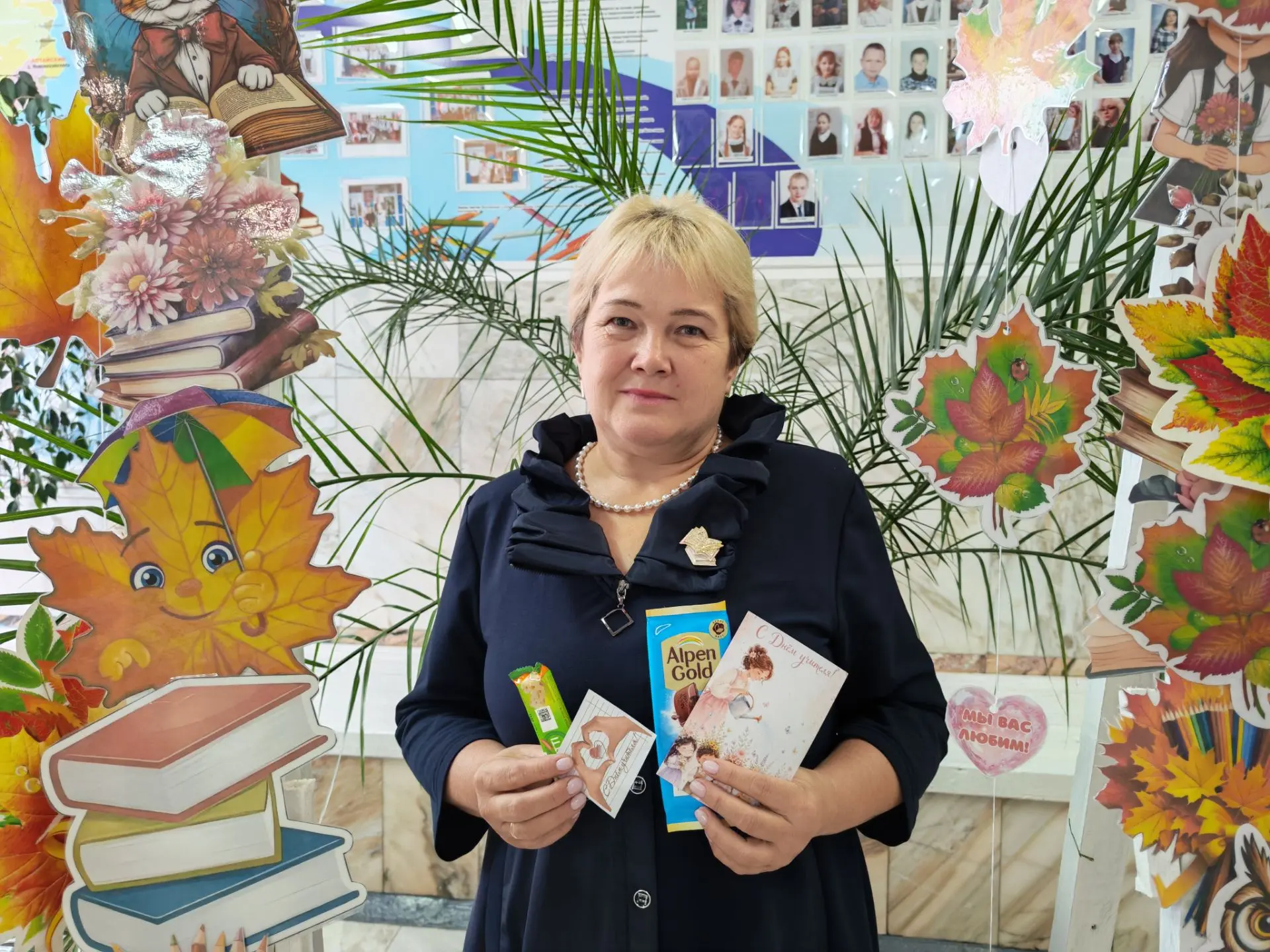 Каждому педагогу ребята 10,11 классов вручили сладкий подарочек