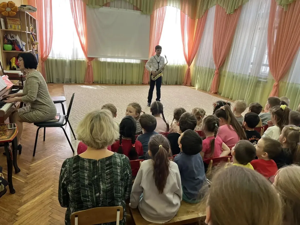 Сегодня к нам в гости пришли настоящие волшебники — преподаватели и ученики Детской музыкальной школ
