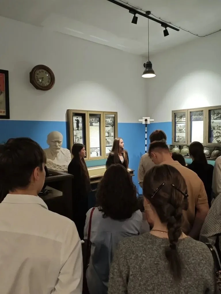 Наши десятиклассники провели увлекательные, позновательные  экскурсии для учащихся гимназии №41 им. 