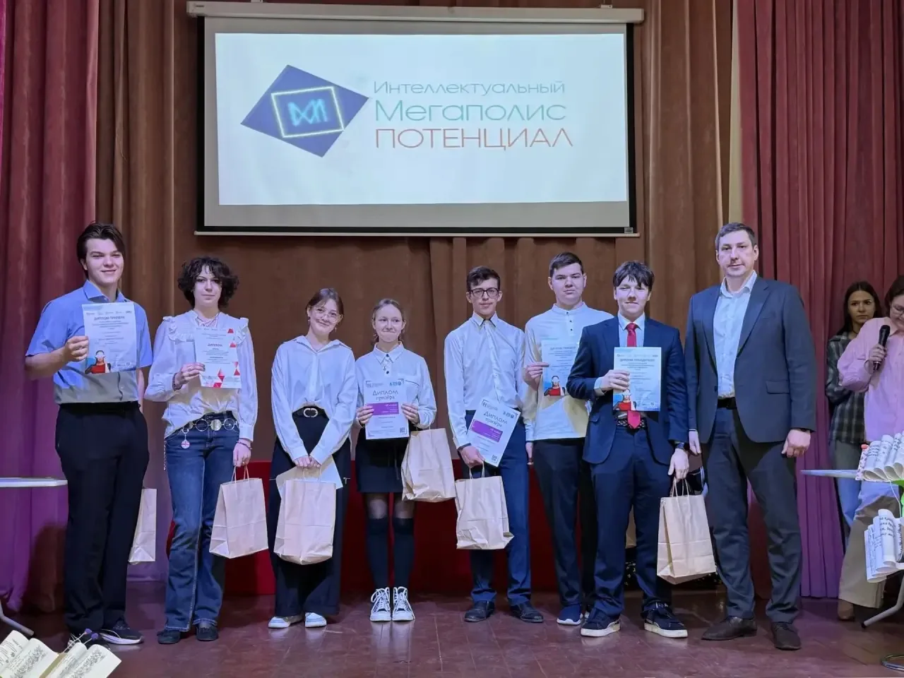 🎓 Торжественное подведение итогов года!   ❤️ Совсем недавно в стенах нашей школы царила атмосфера го