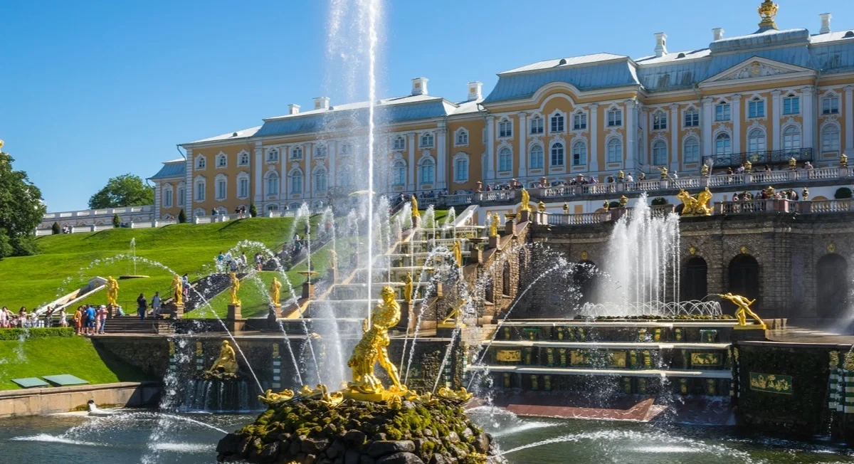 Осенний фестиваль фонтанов в Петергофе