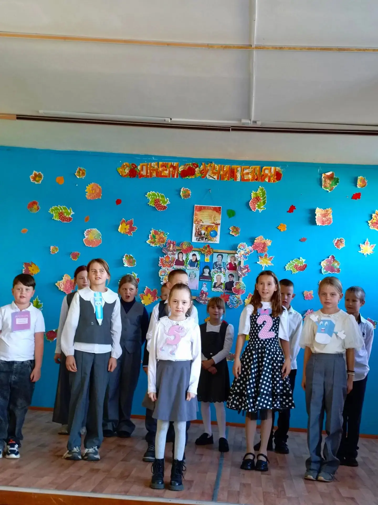 В школе прошёл праздничный концерт ко Дню учителя.