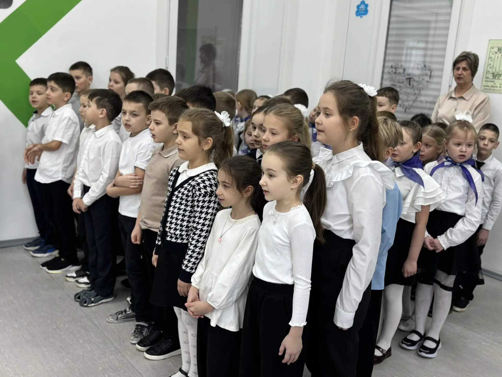 Неделя в МБОУ СОШ №3 началась с патриотизма и важных разговоров! 🇷🇺✨   Начало новой учебной недели в