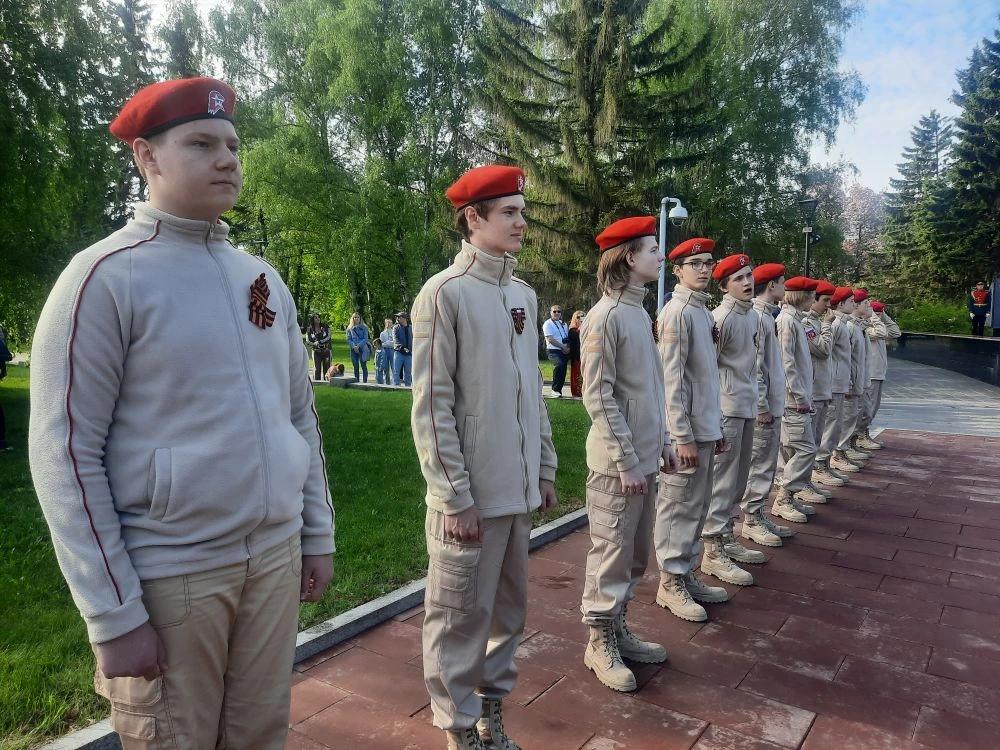 🇷🇺 В День Победы гимназисты отдали дань памяти героям Великой Отечественной войны   Учащиеся 8-х кла