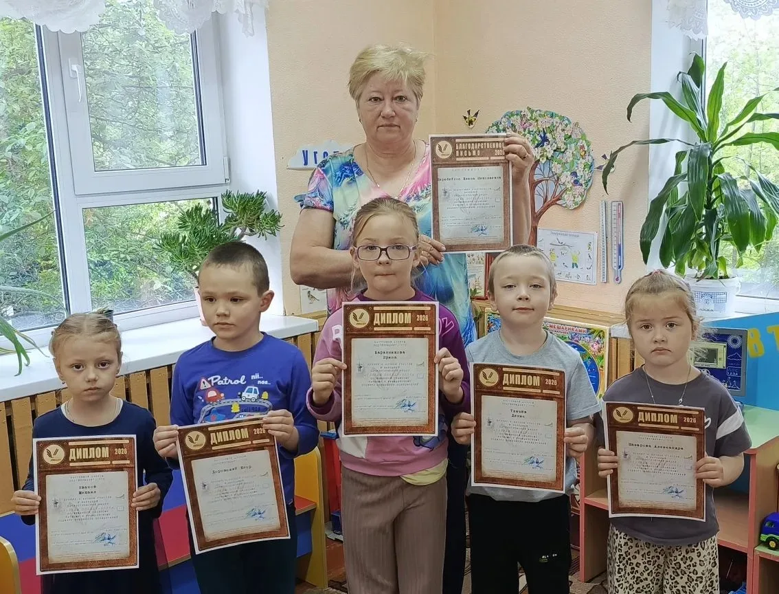 Воспитанники Маньково-Березовского детского сада в совместном творчестве с воспитателем...