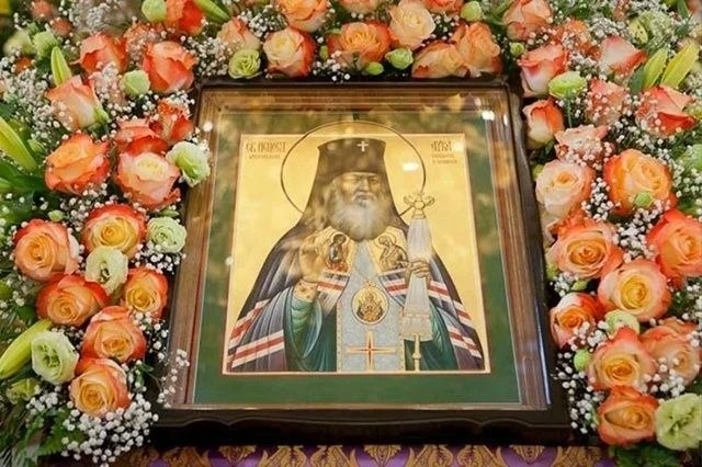 Молитва святителю Луке Крымскому

О святи́телю Луко́, испове́дниче и уго́дниче Христо́в! Услы́ши нас