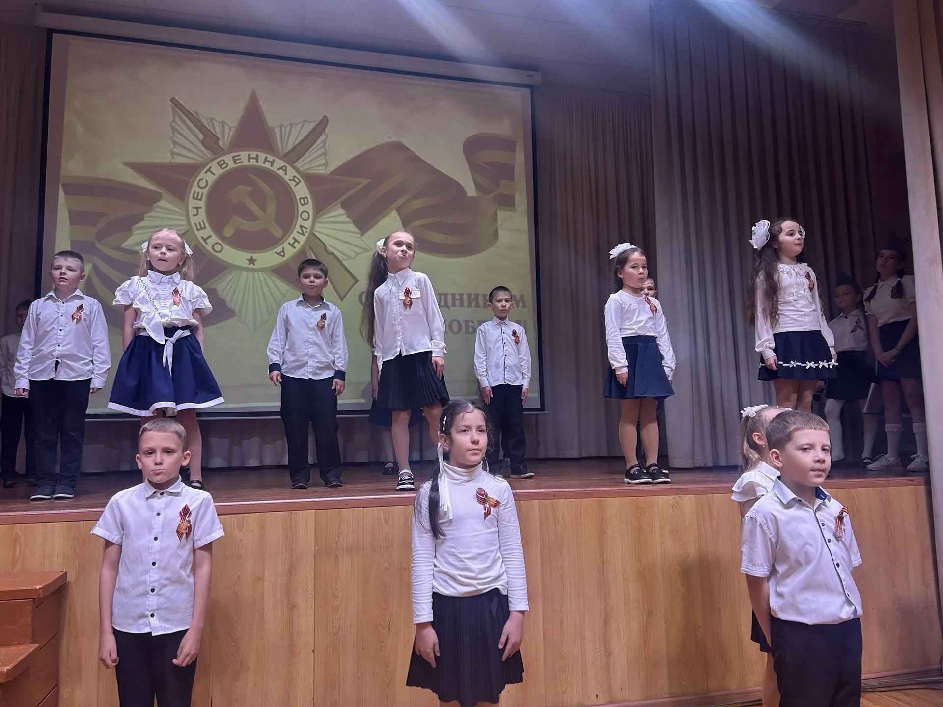 🔥💐 4 мая в рамках акции «Пять дней до Победы» в нашей школе прошёл традиционный конкурс чтецов «Мы о