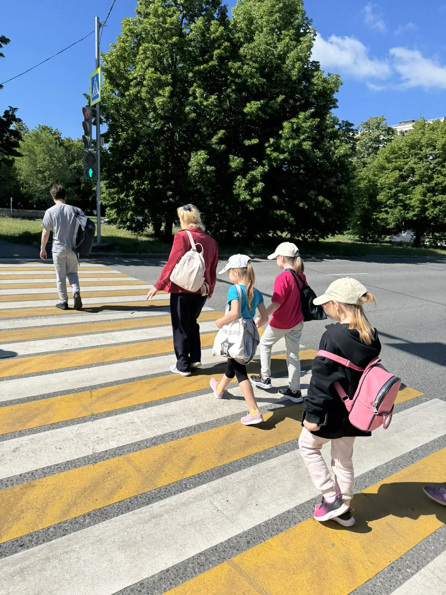4 июня дети, посещающие пришкольный лагерь, посмотрели спектакль «Шапокляк и Чебурашка изучают  ПДД»