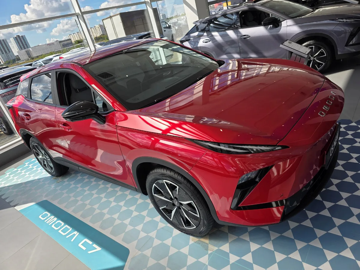 Omoda C5 4WD — тот самый случай, когда внешность продаёт, а полный привод убеждает.