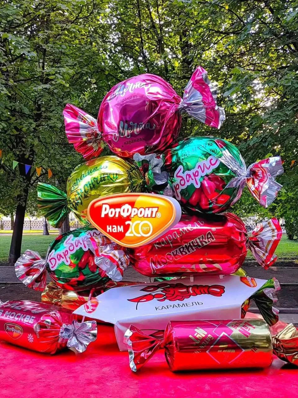 🍬 На Цветном бульваре установили огромные конфеты