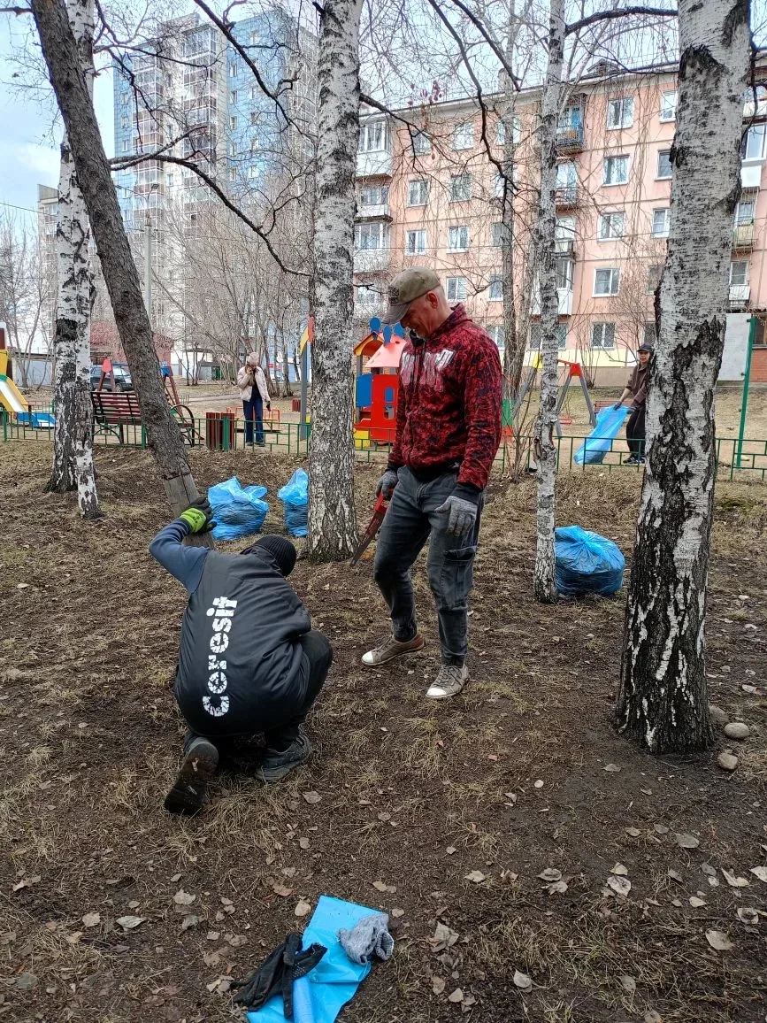 👋 В эти выходные во всех наших дворах прошли субботники 😄🧹 погода была великолепной☀...