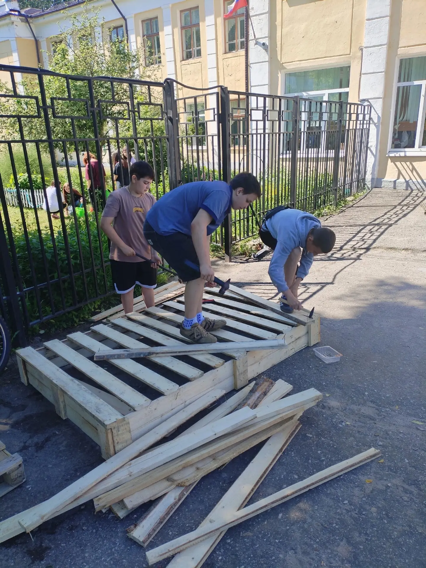 Будни трудовой бригады насыщены.