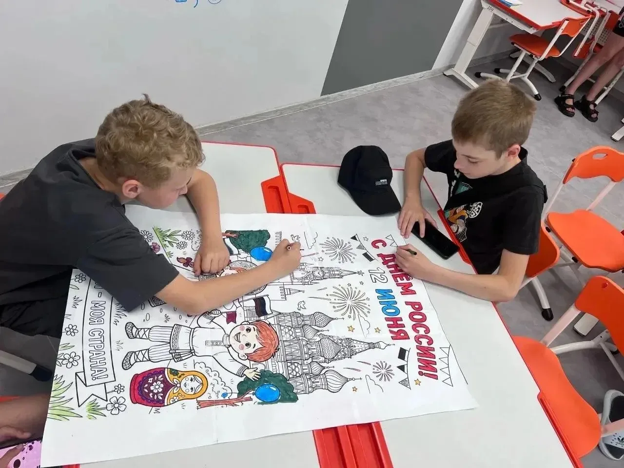 🎨 В нашем лагере в рамках Всероссийской акции «Родиной горжусь» проходит выставка рисунков «Рисуй, 