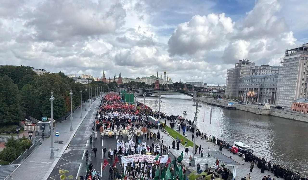 Moscow Religious Procession Draws Twice the Expected Number of Participants