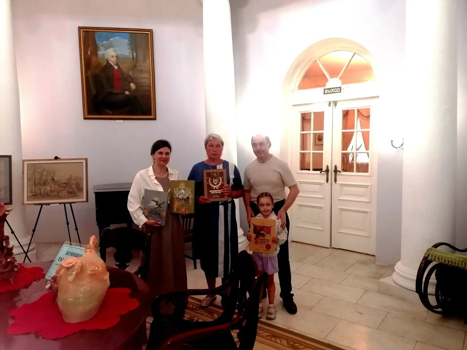 🟢ПОДАРКИ МУЗЕЮ

🇷🇺В День России, 12 июня, Мемориальный музей А.К.Толстого посетил Андрей Иванович