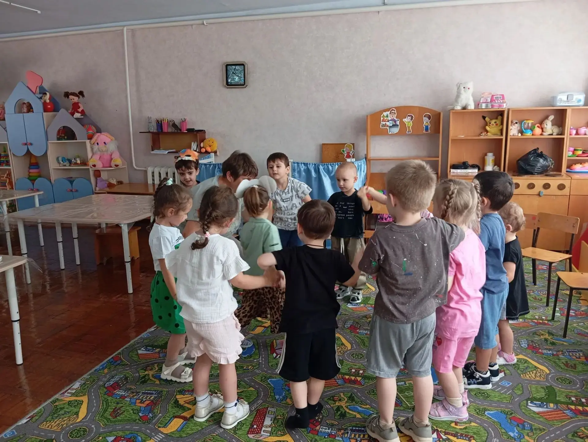 В младшей группе под руководством воспитателя Кохановой Л. И. были проведены фольклорные игры:
"Лохм