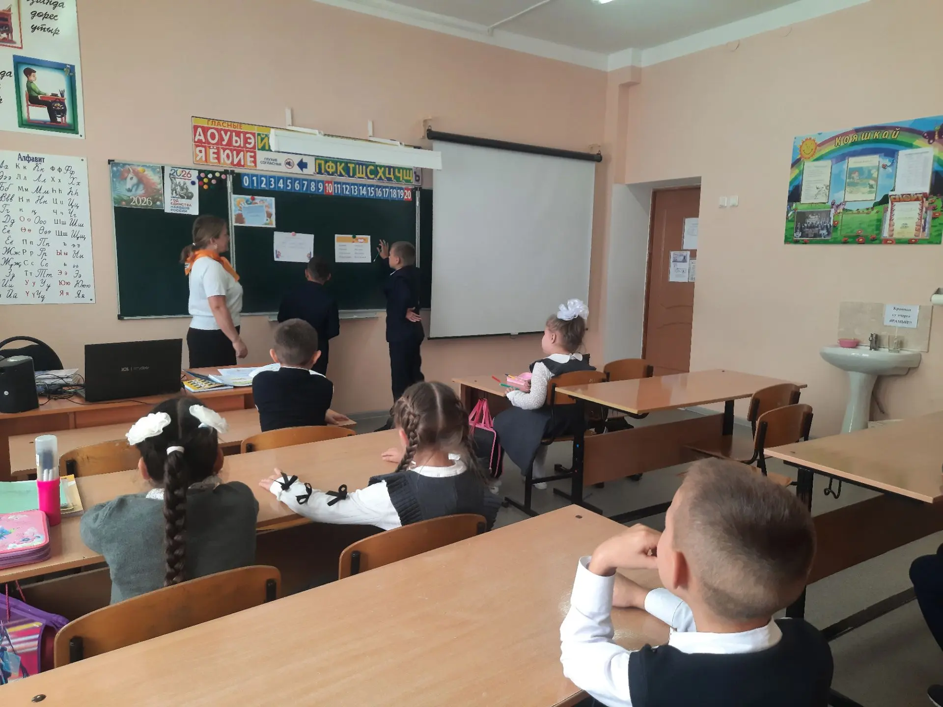 🗓8 сентября советник директора по воспитанию вместе с классным руководителем   провела...