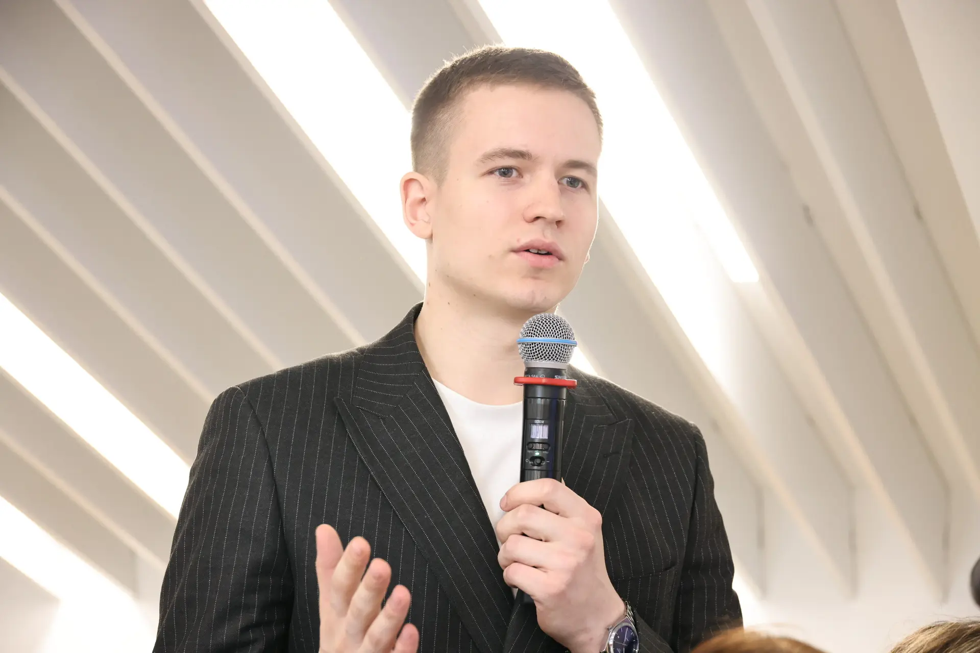 Раньше каждый пионер знал: «Радостным шагом с песней веселой мы выступаем за Комсомолом». А за кем с