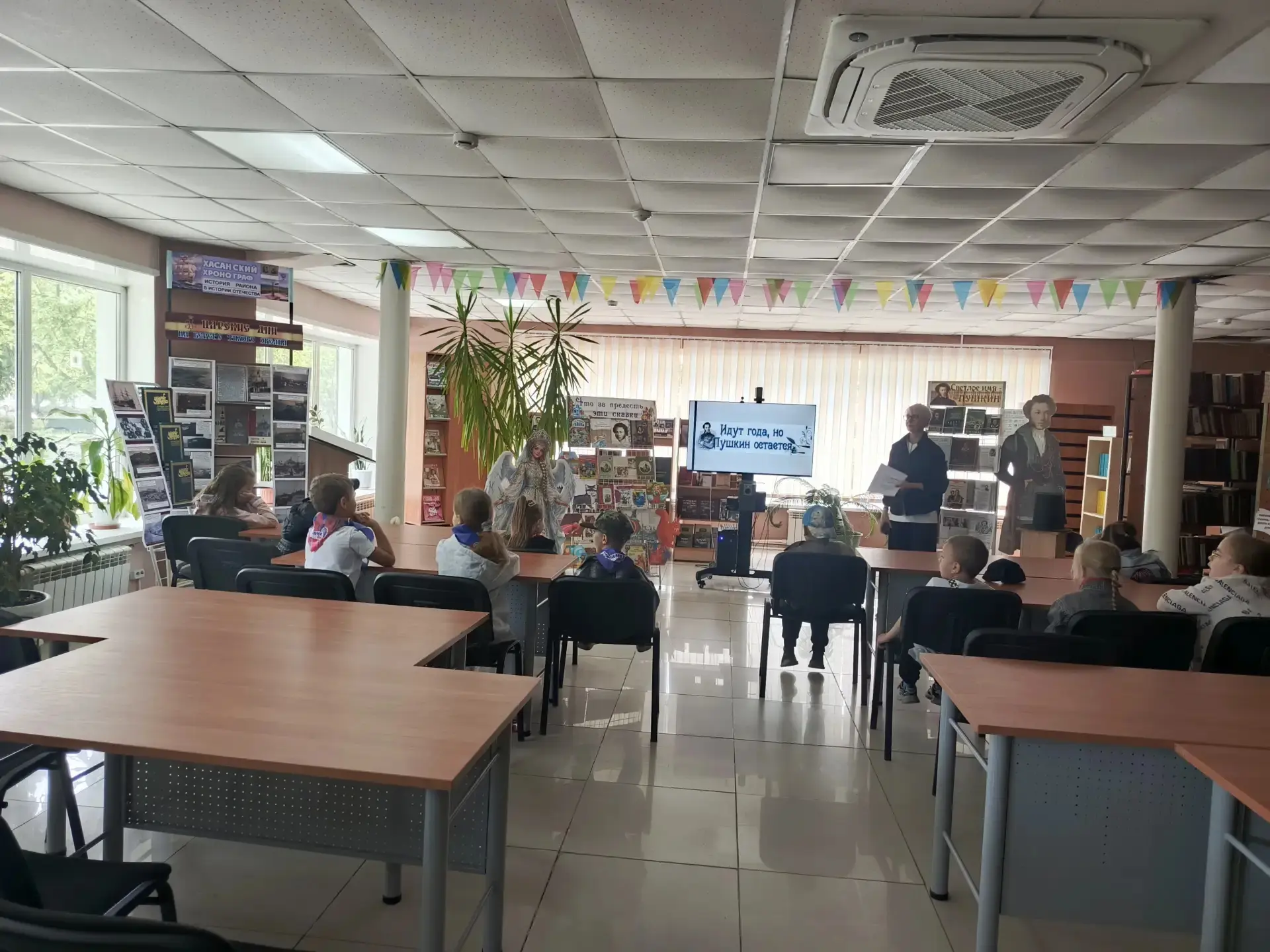 Воспитанники 1 отряда совершили увлекательное путешествие в библиотеку. Ребята отправились туда , чт