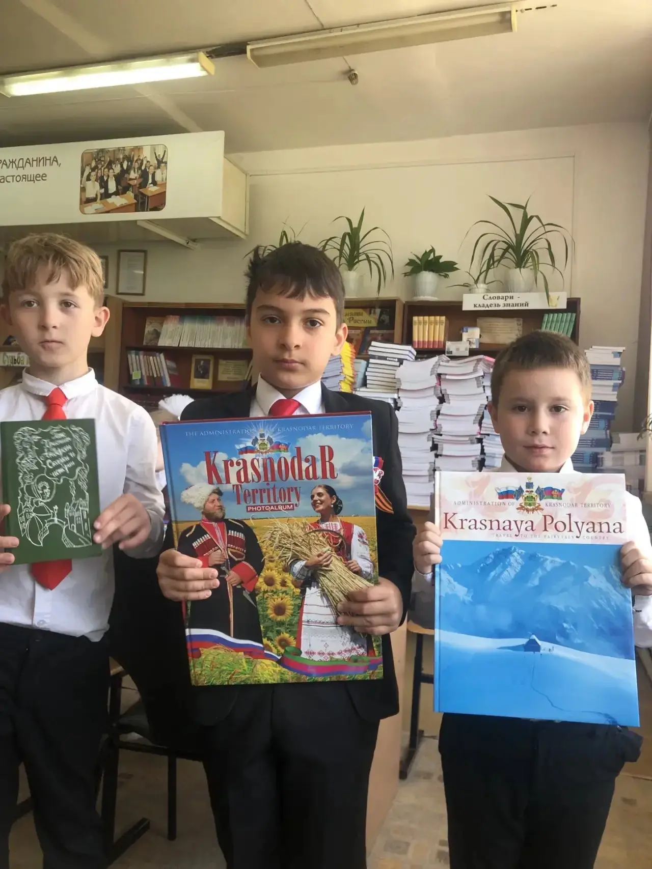 Волшебство в нашей библиотеке:  2 «Д» против скуки! ✨📚  Урок прошёл в нашей уютной библиотеке гимназ