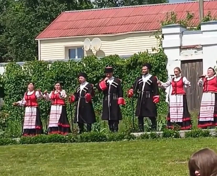 #Вольница
🌳 В усадьбе Фета прошел праздник «Зеленая суббота»
Для гостей подготовили тематические ло