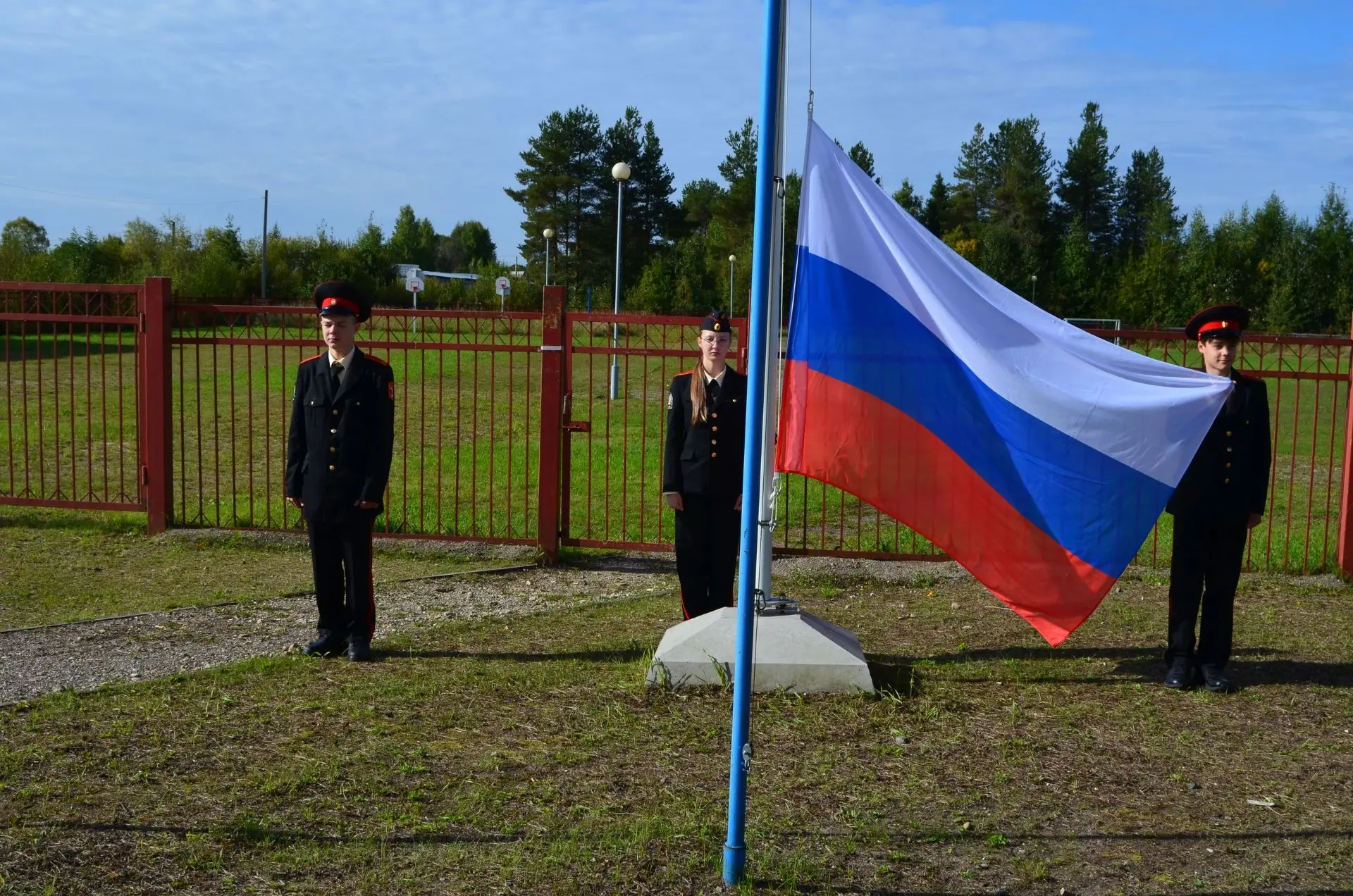 Сегодня в нашей школе состоялась торжественная линейка, посвящённая Дню Знаний — праздн...