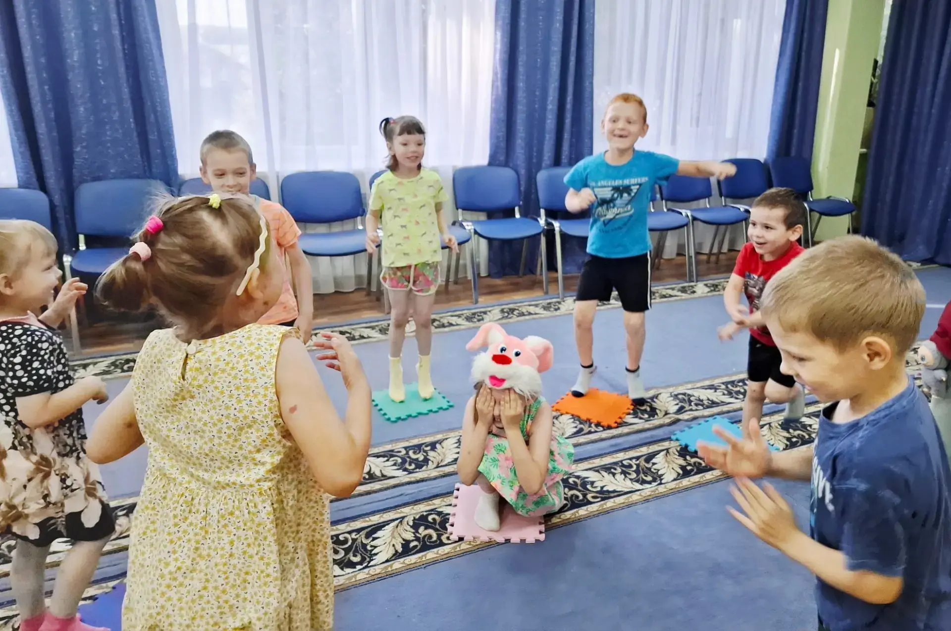 🧚‍♀️Мы провели музыкально-развлекательную программу «В кругу друзей», и это было здорово!🎉
В зале 