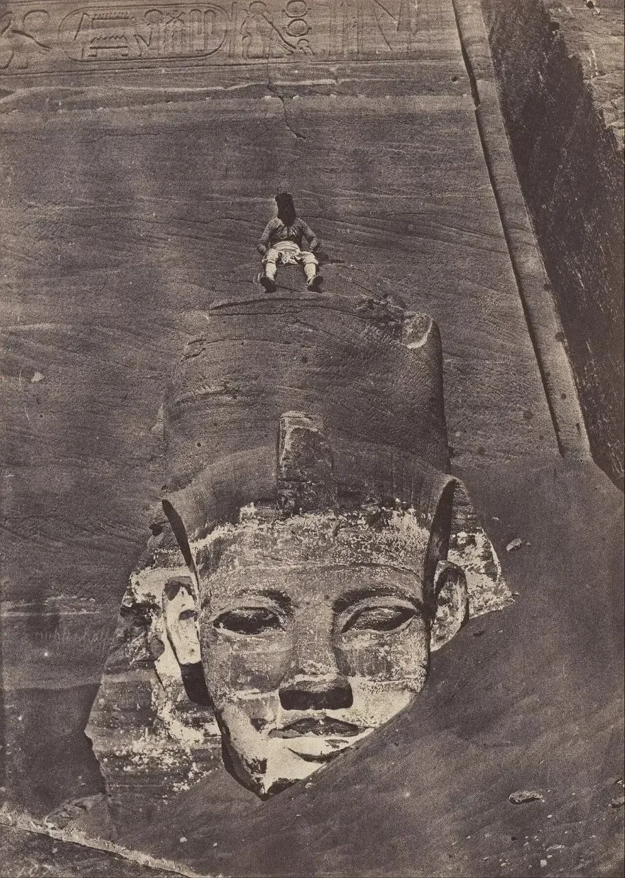 Лицо великого фараона в пустыне: кадр, который потряс Европу.
