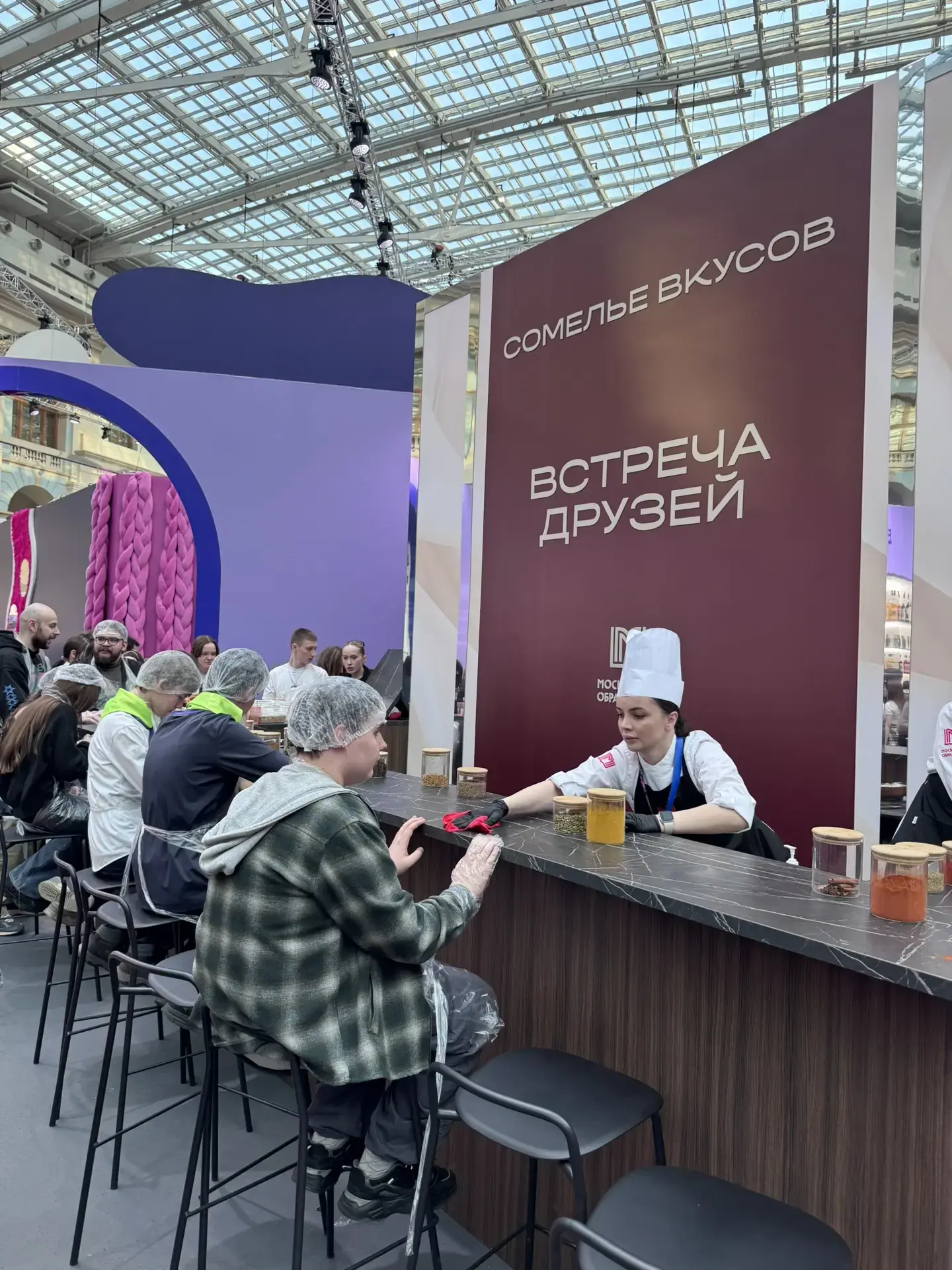 ФОРУМ КОЛЛЕДЖЕЙ 💫  23 марта девятиклассники посетили Форум колледжей в Гостином Дворе. Это уникальна