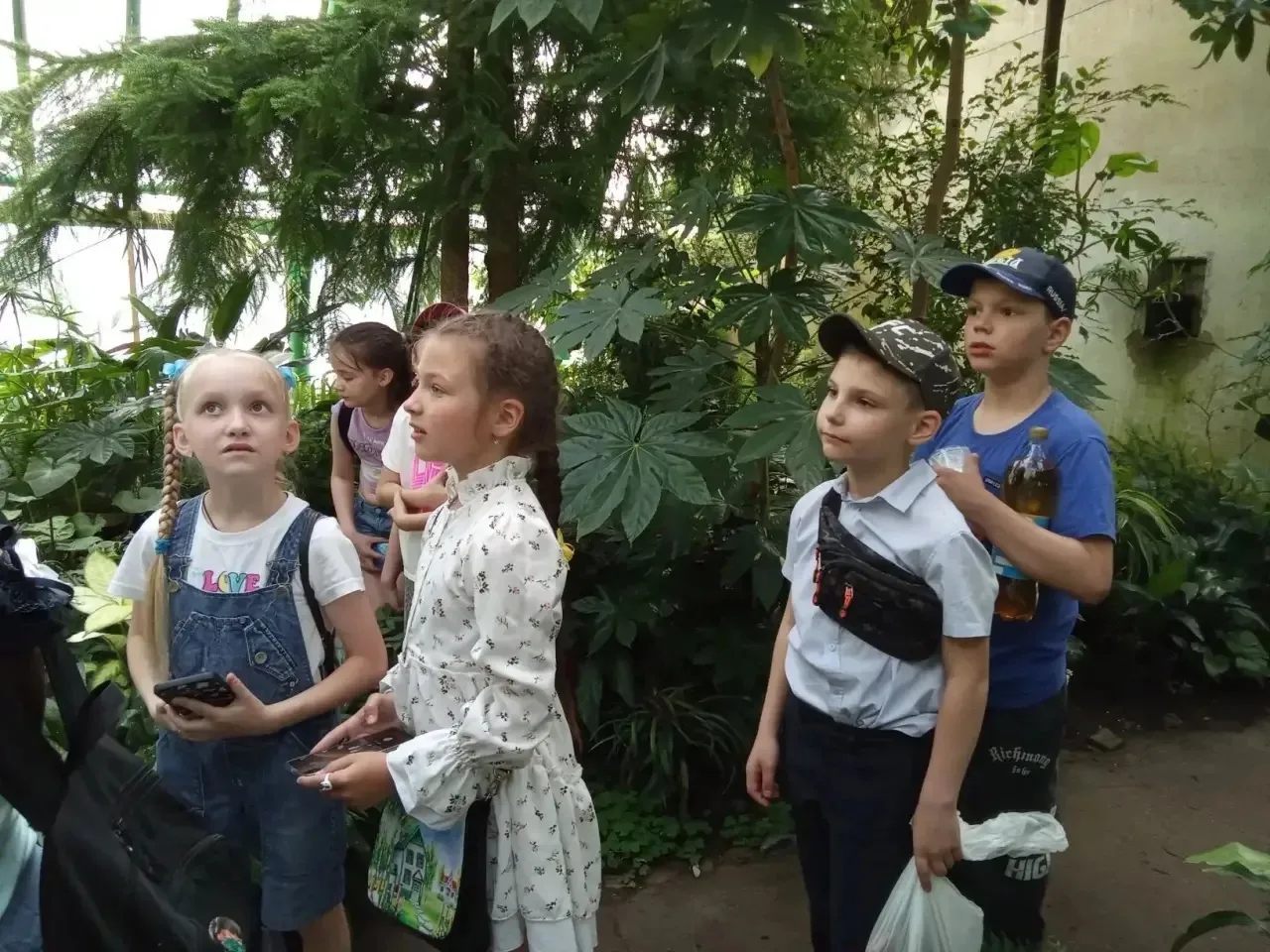 🌿Наши ученики побывали в Ботаническом саду!

Вчера ученики 2 «Б», 3 «Б» и 3 «В» классов совершили у