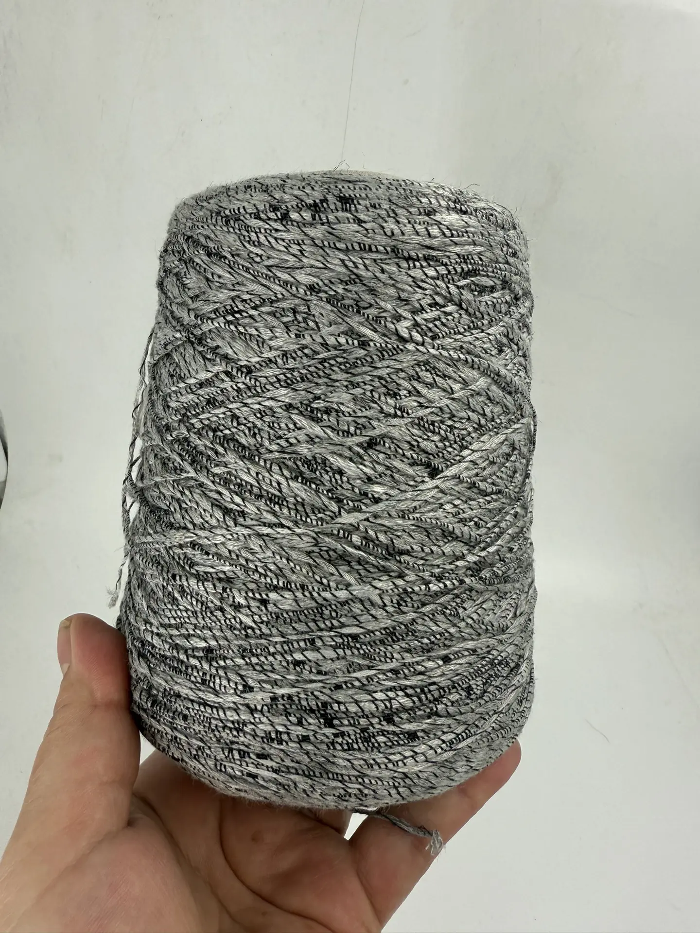 Артикул FARRO лен шнурочком с утолщениями, обмотан тонкой полиэстеровой нитью.
Пряжа смотрится очень