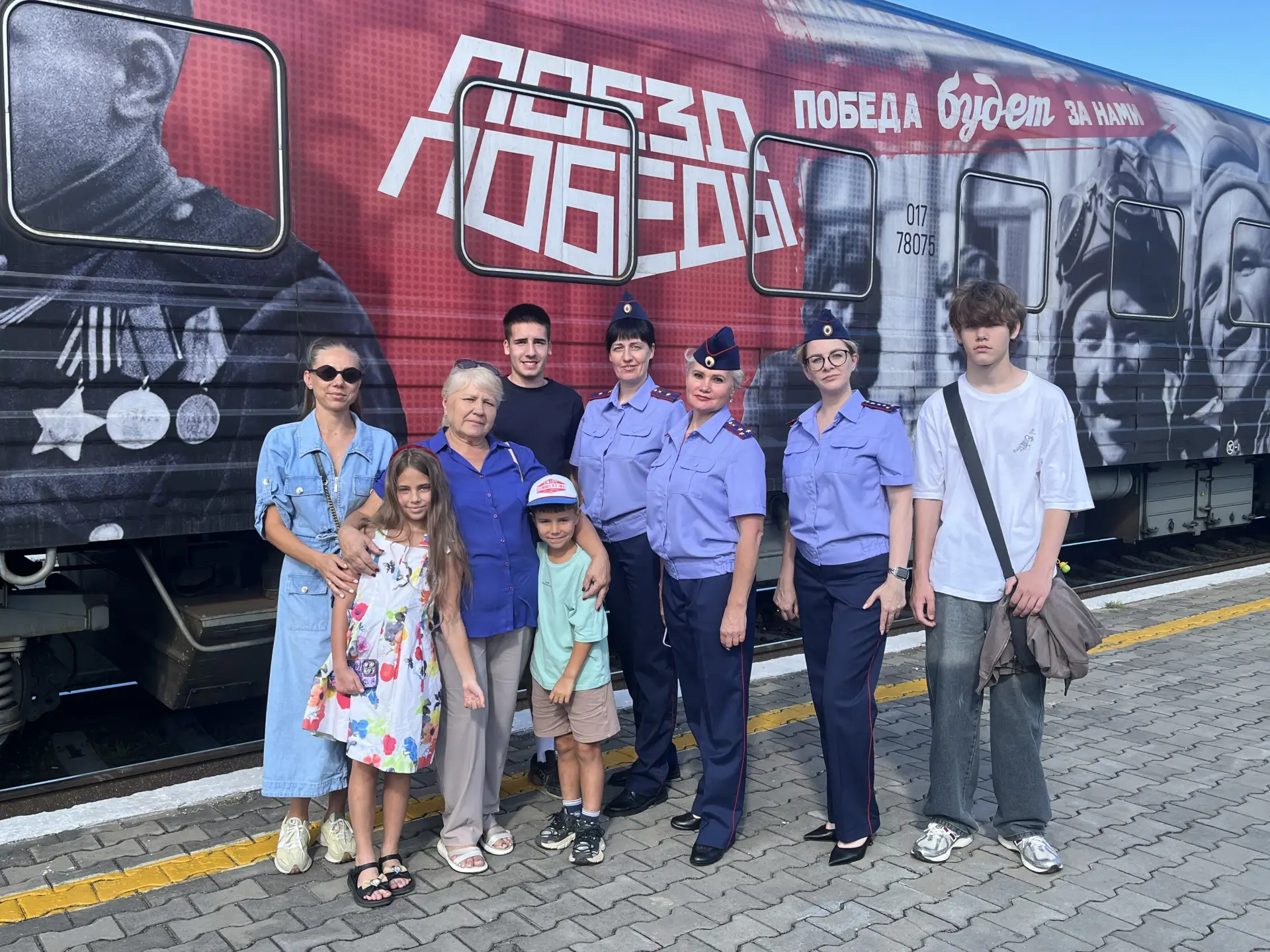 Связь поколений неразрывна: ветеран следственных органов и сотрудники СК России с семья...