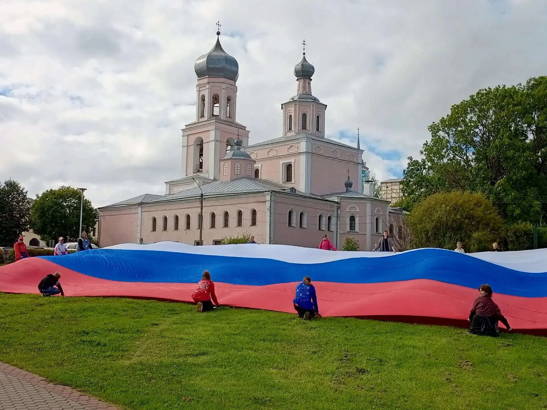 🇷🇺 Сегодня мы отмечаем День государственного флага Российской Федерации. Белый, синий...