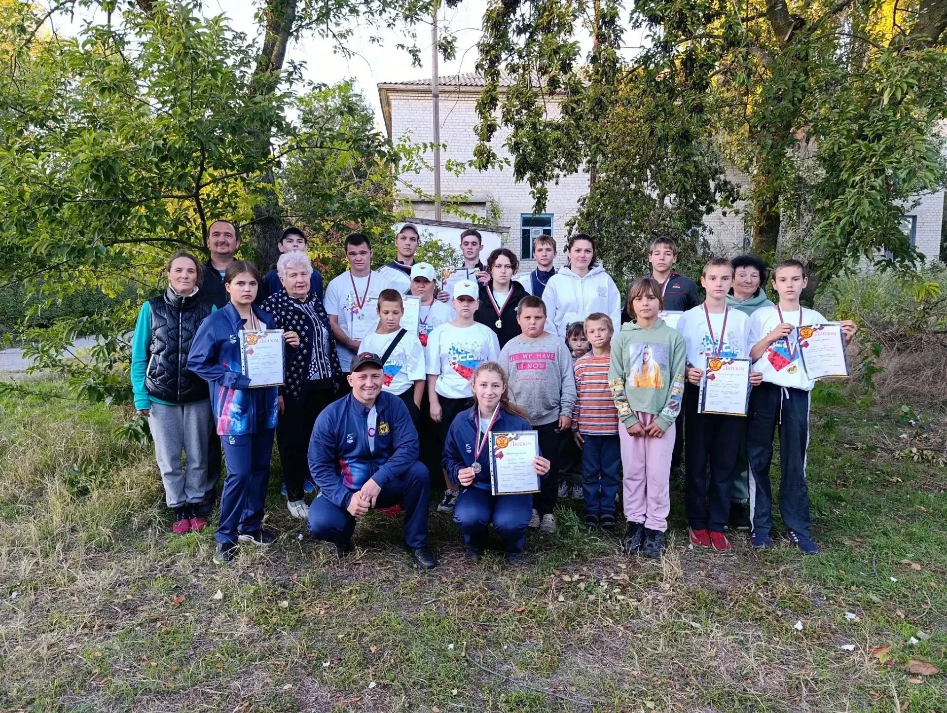 🎉 Турнир по жонглированию гирей прошёл в селе Красное в честь Дня посёлка