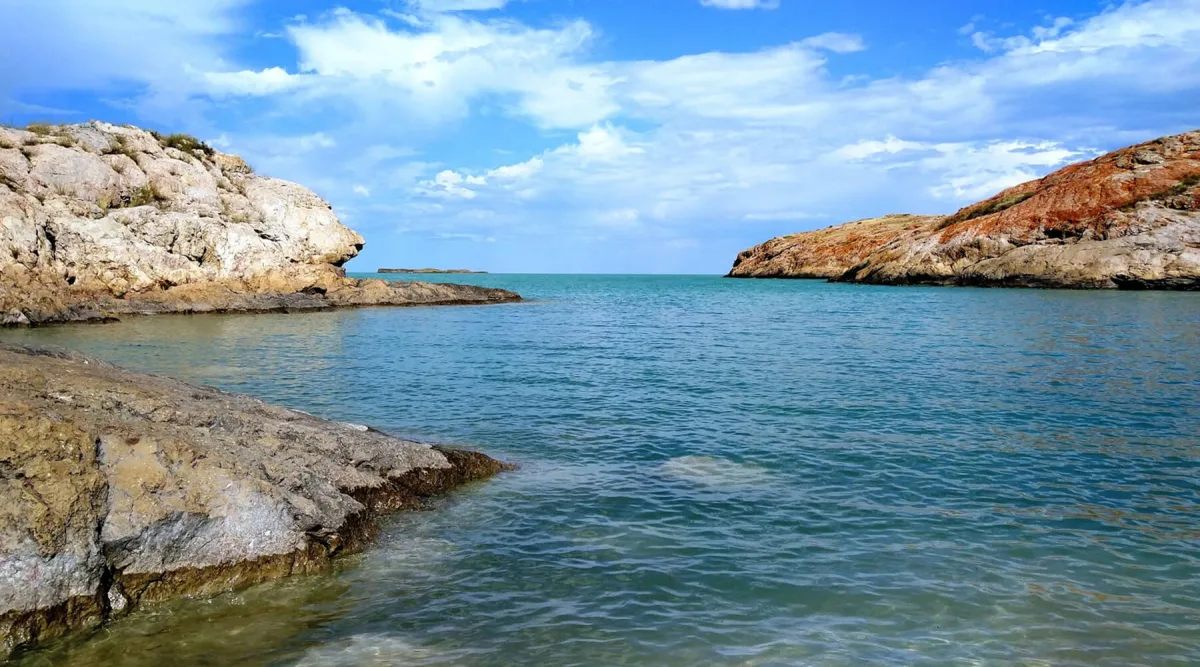 🏞️ В одном озере Казахстана вода наполовину пресная, наполовину солёная