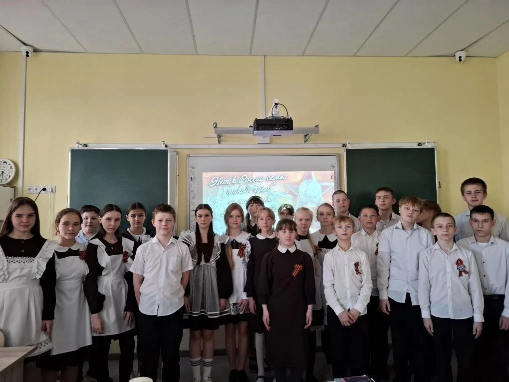 Помним героев вместе! 🌟📘   В 6В и 6Г классах прошёл  урок внеклассного чтения на тему: «Нет в России