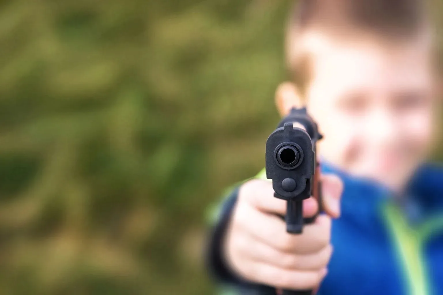 🔫 😡 Подростки в масках напали на 17-летнего в Удельном парке  29 апреля у Коломяжского проспекта дво