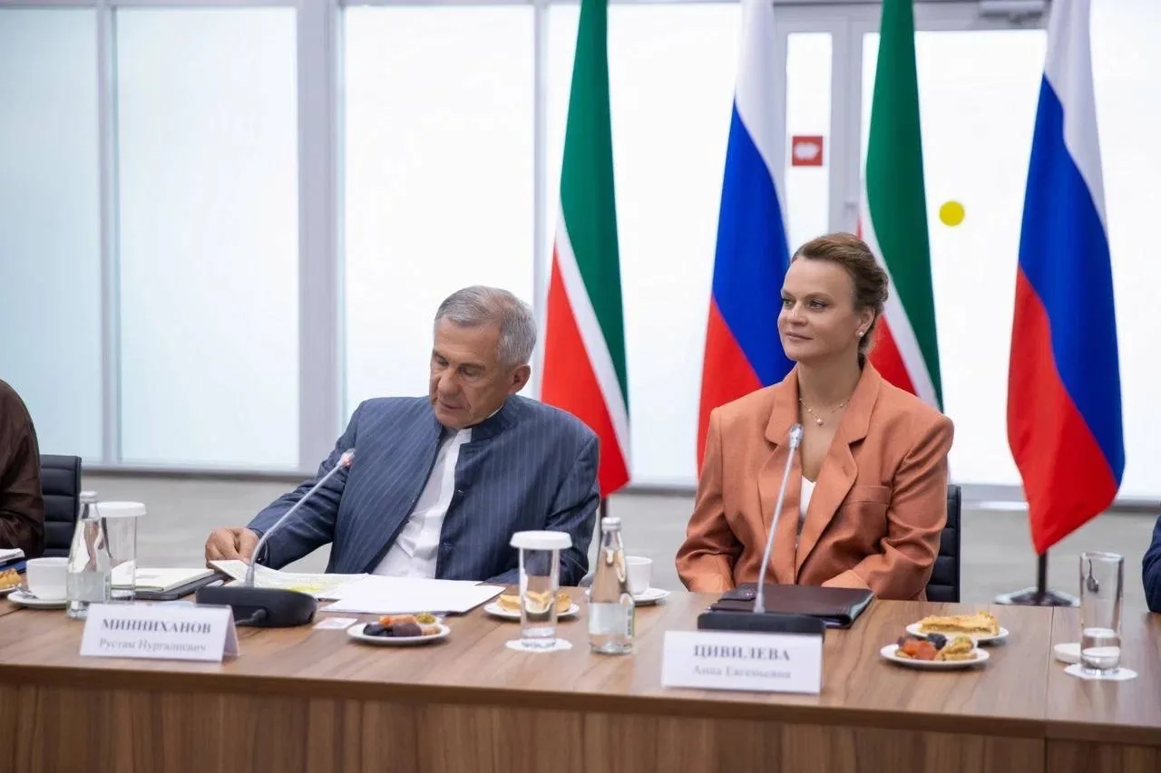 Вместе с главой Республики Татарстан Рустамом Миннихановым встретились с участниками ре...