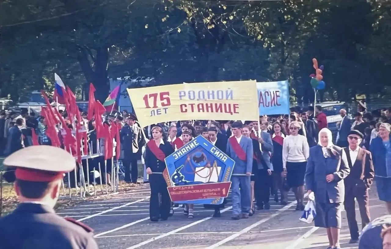 На первом ретроснимке - празднование 175-летия станицы Новопокровской. Кажется, совсем ...