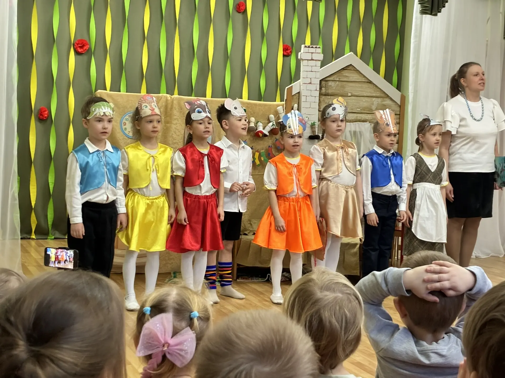 👏🎭Юные актёры подготовительной к школе группы «Колокольчики» показали ребятам младших...