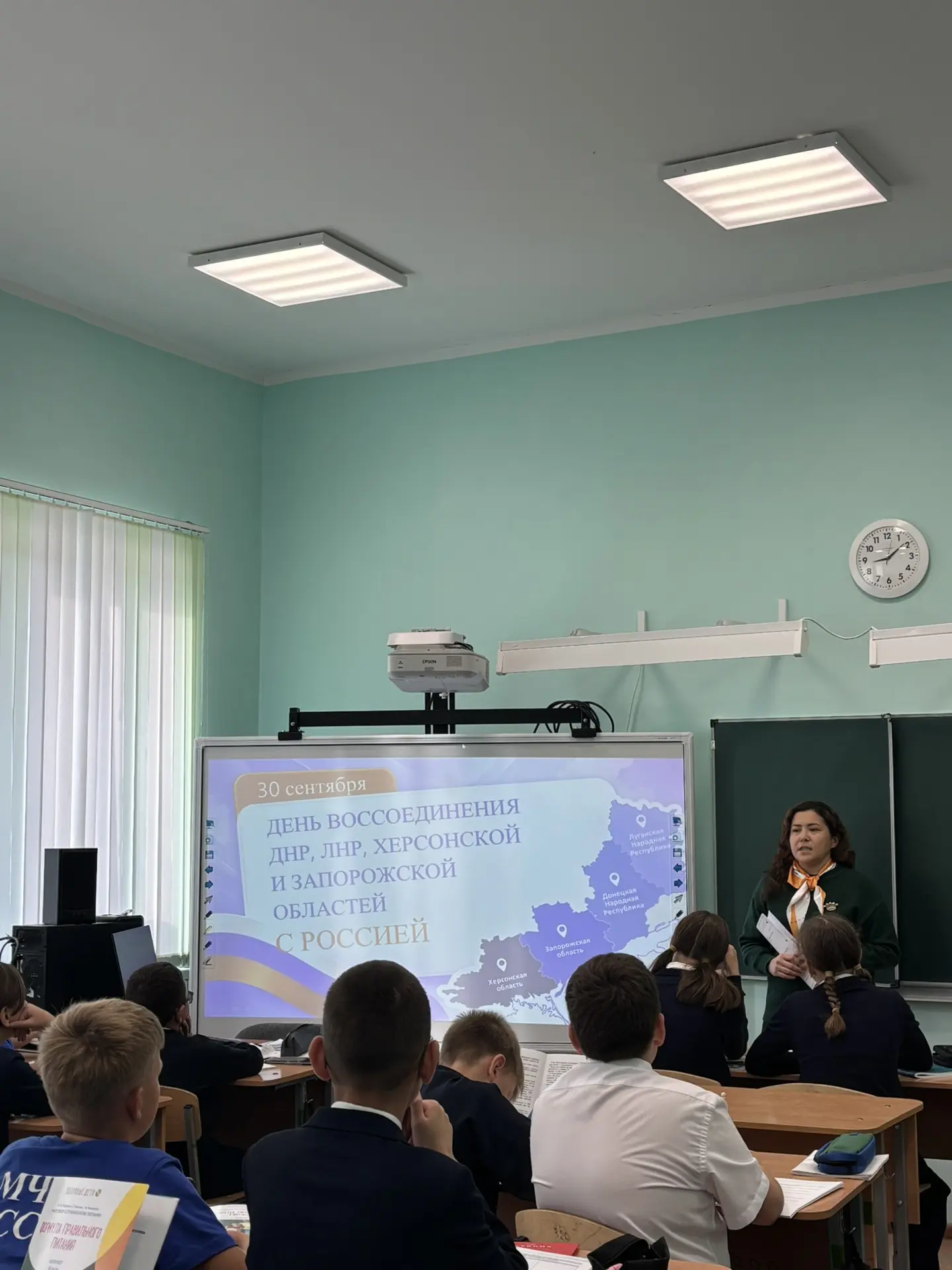 🎉 Советники директора по воспитанию провели со школьниками тематические беседы, посвящ...